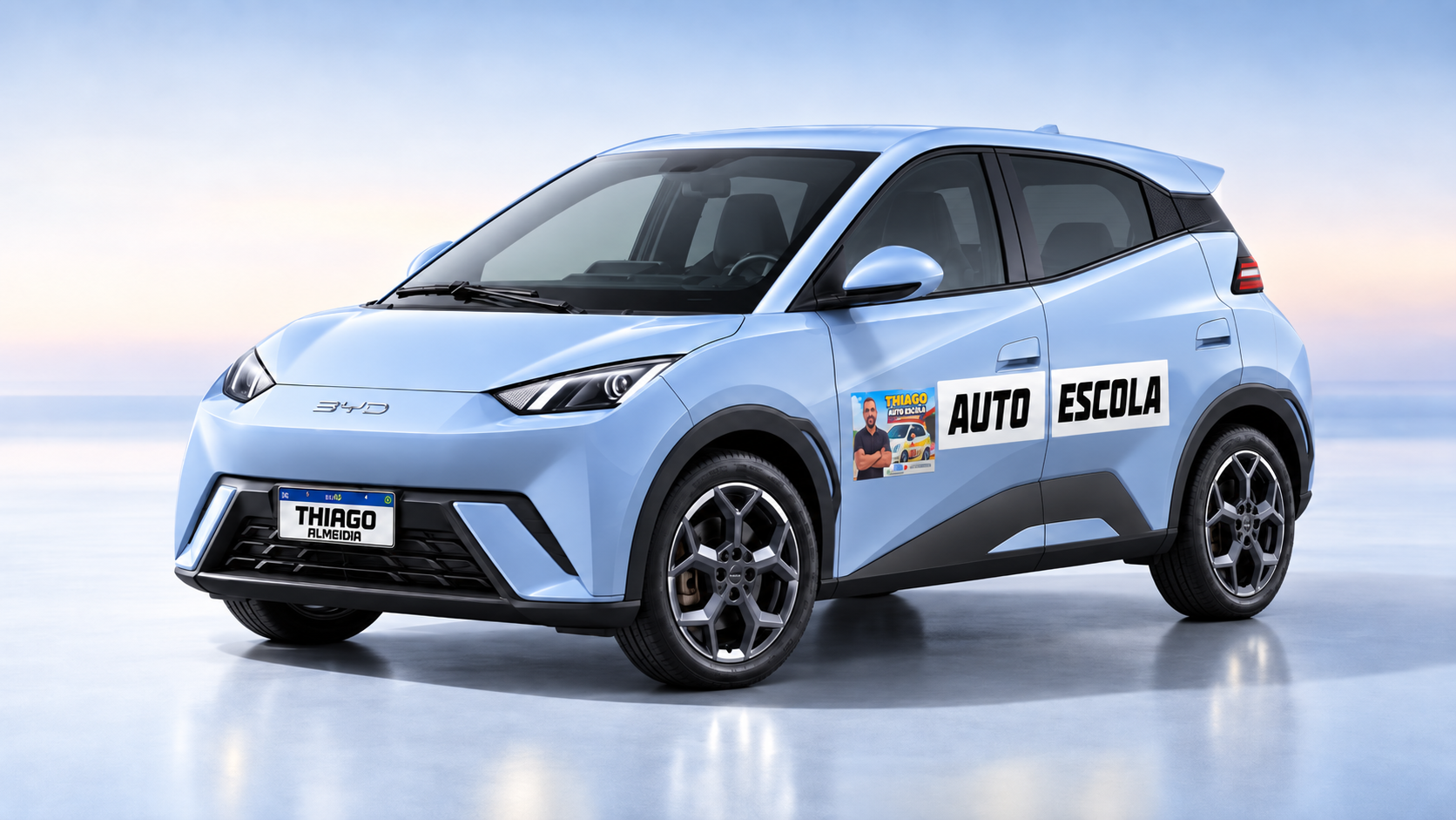 BYD Dolphin Mini azul usado nas aulas de Thiago Almeida